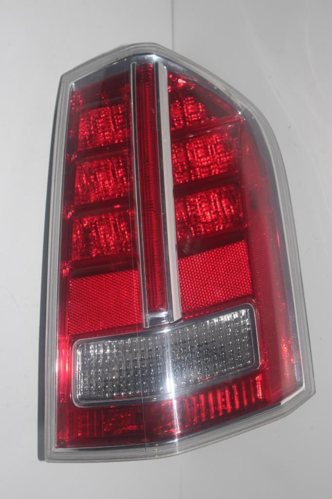 2011-2015 CHYRSLER 300 PASSENGER SIDE TAIL LIGHT 30468