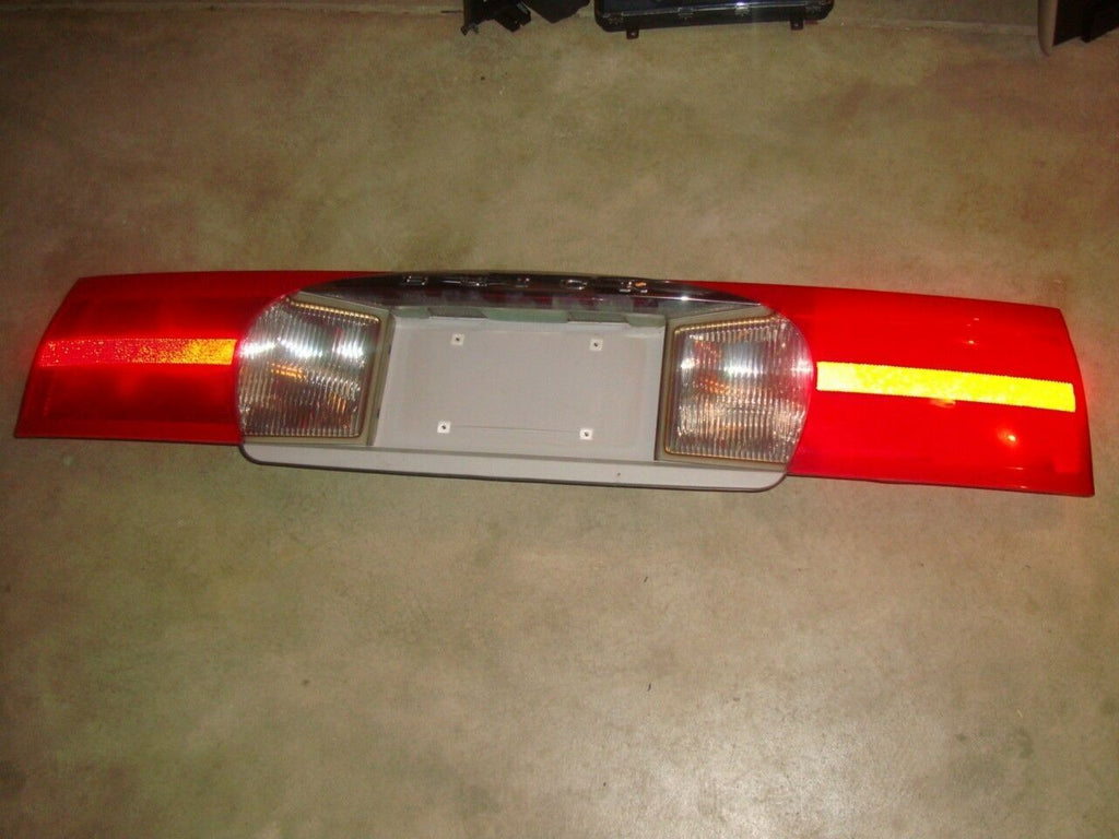 02-07 BUICK RENDEZVOUS CENTER TAIL LIGHT PANEL 2005 VERY NICE CONDITION - BIGGSMOTORING.COM