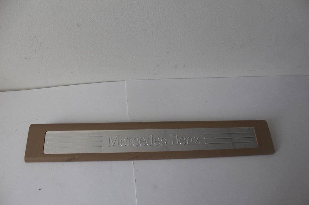 2006-2011 Mercedes Benz Ml350 Ml500 Passenger  Side  Front Door Sill Plate